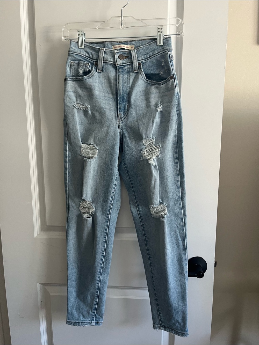 Levi’s high waisted distressed mom jeans sz 24